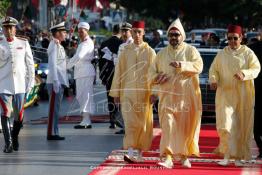 Image du Maroc Professionnelle de  SM Le roi Mohammed VI, accompagné par le prince héritier, Moulay Hassan ainsi que de son frère, le prince Moulay Rachid, à droite, passe en revue la garde royale à son arrivée à la séance d'ouverture du Parlement marocain à Rabat, le vendredi 12 octobre 2018. (Photo / Abdeljalil Bounhar)

 